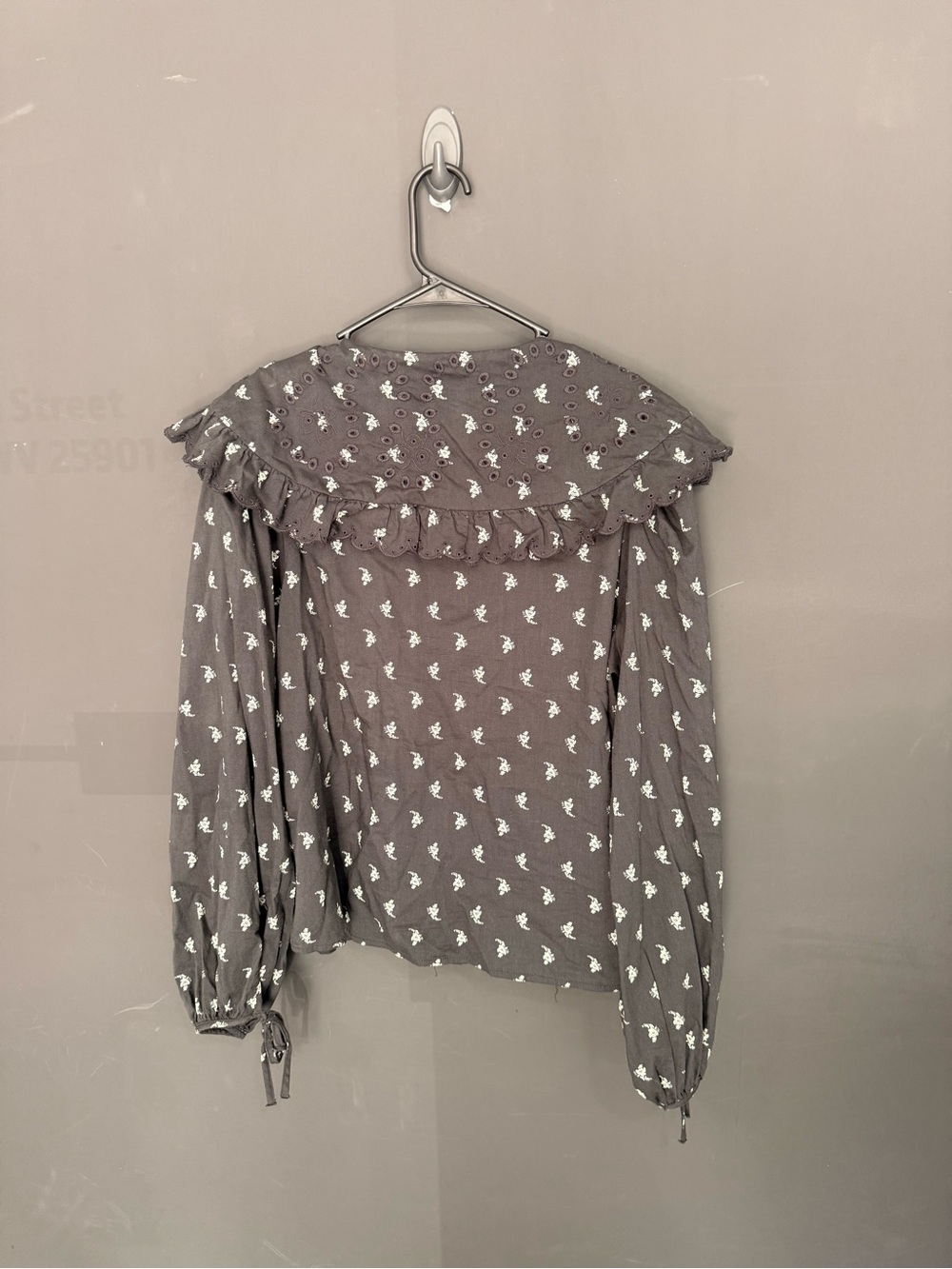 Universal Thread Gray Ruffled Floral-Print Button-Up Blouse - Picture 5 of 5